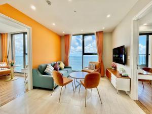 TV o dispositivi per l'intrattenimento presso LYNS Apartment - Ocean View with Infinity Pool &Firework