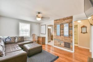 Χώρος καθιστικού στο 5 minutes to Downtown Athens! - 4 bedroom!