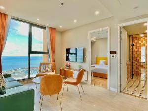 una camera d'albergo con vista sull'oceano di LYNS Apartment - Ocean View with Infinity Pool &Firework a Phu Quoc