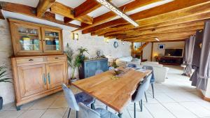 Un comedor con mesa y sillas de madera. en Maison 4 chambres coup de cœur, en Tours