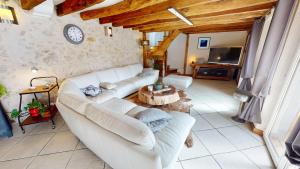 Una sala de estar con un sofá blanco y una mesa. en Maison 4 chambres coup de cœur, en Tours