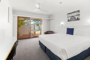 Postel nebo postele na pokoji v ubytování Macquarie Barracks Motor Inn