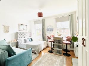 a living room with a bed and a desk at Apollo Hammersmith Studio in London