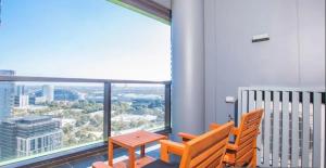 Balkón nebo terasa v ubytování Sky-High Luxury Retreat with Breathtaking View