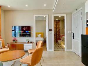 TV o dispositivi per l'intrattenimento presso LYNS Apartment - Ocean View with Infinity Pool &Firework