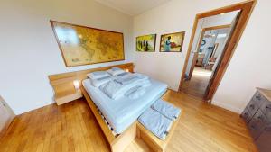 1 dormitorio con 1 cama y un mapa en la pared en Maison 4 chambres coup de cœur, en Tours