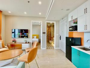 Cucina o angolo cottura di LYNS Apartment - Ocean View with Infinity Pool &Firework