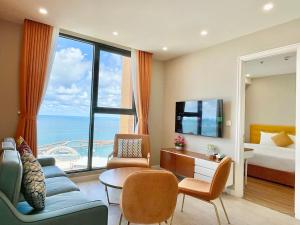 TV o dispositivi per l'intrattenimento presso LYNS Apartment - Ocean View with Infinity Pool &Firework
