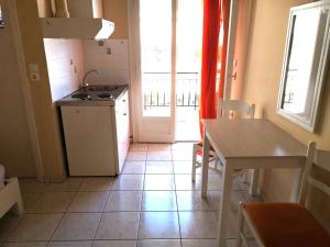 una cucina con tavolo, lavandino, tavolo e tavolo di Sea and Sun Erato Studios a Loutra Edipsou