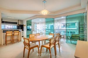 Dapur atau dapur kecil di Hospede-se a passos do mar em Meia Praia - VIM