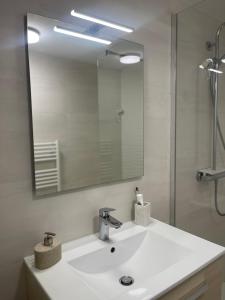 Kúpeľňa v ubytovaní Appart vue mer coeur ville - Casa Riviera Bellevue