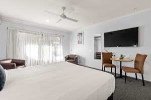 TV a/nebo společenská místnost v ubytování Macquarie Barracks Motor Inn