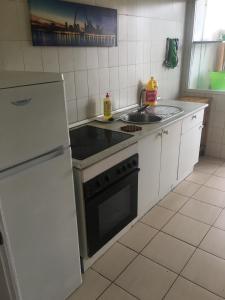 Kuchyň nebo kuchyňský kout v ubytování 2 Bedroom Apartment Jardines Canarios Los Cristianos Tenerife