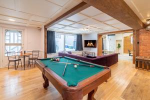 a living room with a pool table in it at Old-Time Charm - 12 Guests - Billiards & Hot Tub in Sainte-Anne-de-Beaupré