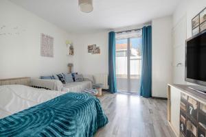 ein Schlafzimmer mit einem Bett, einer Couch und einem Fernseher in der Unterkunft À 300m de la mer maison - jardin - Piscine pour 4 in Sainte-Marie + 12 Fotos