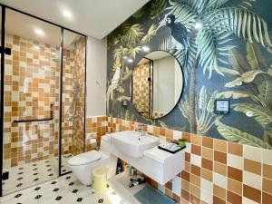 un bagno con un water, un lavandino e uno specchio di LYNS Apartment - Ocean View with Infinity Pool &Firework a Phu Quoc
