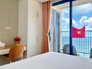 Letto o letti in una camera di LYNS Apartment - Ocean View with Infinity Pool &Firework