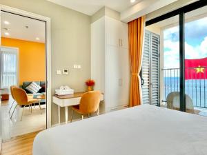 Letto o letti in una camera di LYNS Apartment - Ocean View with Infinity Pool &Firework