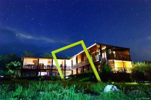 成功的住宿－三仙台星辰民宿，一座建筑,在晚上前有绿色雕塑