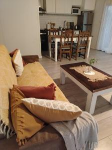 a living room with a couch and a table at Hermosa Casa en El Ensueño Santa Ana Colonia in Santa Ana