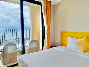 Letto o letti in una camera di LYNS Apartment - Ocean View with Infinity Pool &Firework