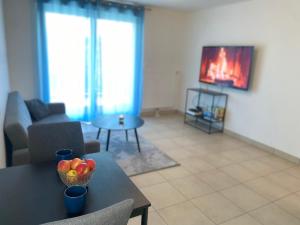 TV a/nebo společenská místnost v ubytování City trip Strasbourg