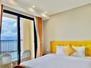 Letto o letti in una camera di LYNS Apartment - Ocean View with Infinity Pool &Firework