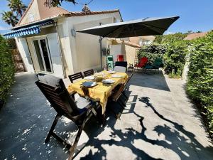 Imagen de la galería de Mazet Climatisé avec Parking et Piscine - FR-1-816-26, en Le Lavandou