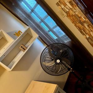 Camera con ventilatore a soffitto e finestra. di habitación doble, cama queen, terraza y plantas a Cochabamba