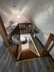 una vista sul soffitto di una camera con scala di Guest house in Röinge Hässleholm a Röinge