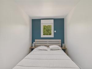 une chambre avec un lit et une fenêtre dans l'établissement Chalet pour 6 - Piscine chauffée - Terrasse, à Bretignolles-sur-Mer 28 autres photos