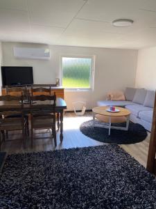 un soggiorno con un divano e un tavolo di Guest house in Röinge Hässleholm a Röinge