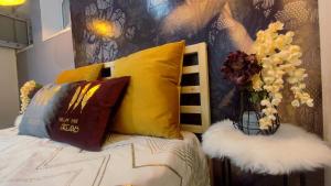a bedroom with a bed with pillows and a painting at Made-4-You a 5minutos a pé da praia in Lagos