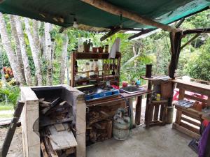 TapantíにあるRancho Napolesのストーブとテントを備えた屋外キッチン +2枚の写真