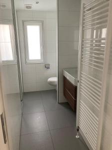 ห้องน้ำของ Cottage Tjill 6 pers Efteling en Loonse en Drunense duinen +12 ภาพ