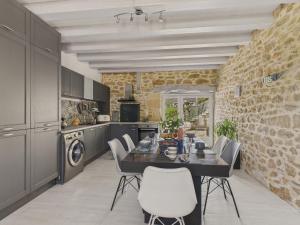 a kitchen and dining room with a table and chairs at Belle maison pour 6 - Piscine - Dordogne in Saint-Julien-de-Lampon