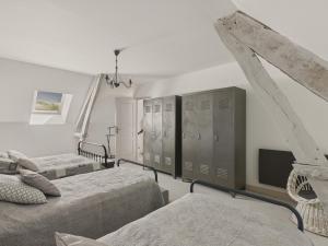 a bedroom with two beds and a tv in it at Belle maison pour 6 - Piscine - Dordogne in Saint-Julien-de-Lampon +27 photos