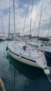 un velero está atracado en un puerto en Sailing Experience in Barcelona, en Barcelona