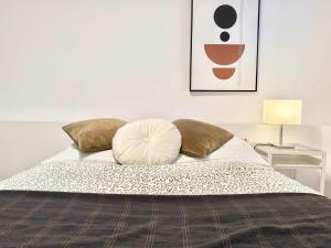 a bed with a white pillow on top of it at 4 Grandes Chambres Centre-Ville in Quebec City