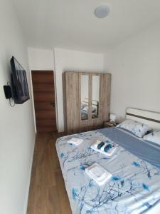 Ένα ή περισσότερα κρεβάτια σε δωμάτιο στο Apartman Sunce Bijela +21 φωτογραφίες