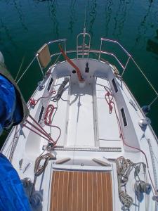 un barco blanco en el agua en el océano en Sailing Experience in Barcelona, en Barcelona