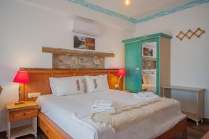 A bed or beds in a room at Ekinoks Boutique Hotel