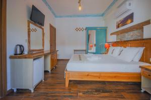 A television and/or entertainment centre at Ekinoks Boutique Hotel