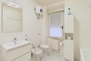 A bathroom at Casa Stazione Magliana Még 28 kép