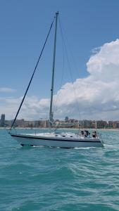 un velero en el agua con gente en él en Sailing Experience in Barcelona, en Barcelona