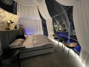 Cupola glamping dome Sarajevo房間的床