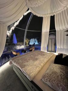 Cupola glamping dome Sarajevo房間的床