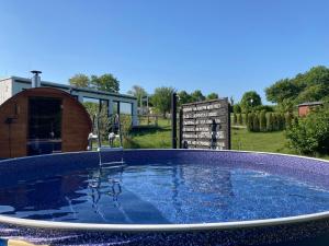 Bazén v ubytovaní Ranch 66 - Moderní Tiny House Black Swallow ve stylu Route 66 se saunou a bazénem alebo v jeho blízkosti