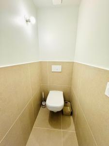 een badkamer met een wit toilet in een kamer bij Les saisonniers in Grimaud