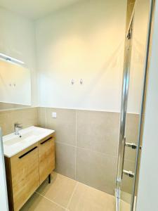 een badkamer met een wastafel en een douche bij Les saisonniers in Grimaud